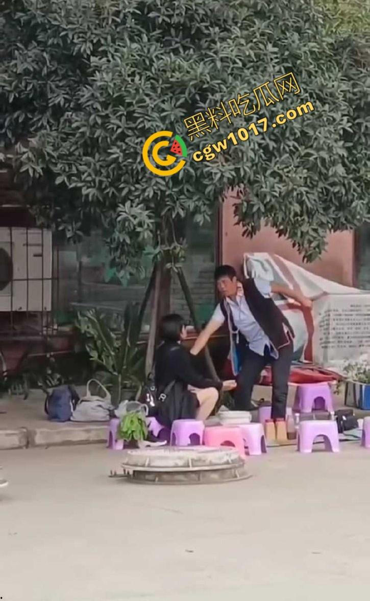 公园算命大师诱骗小仙女，揉胸抠穴就能断知福祸，小仙女被玩弄至高潮，彻底沦陷！  第6张