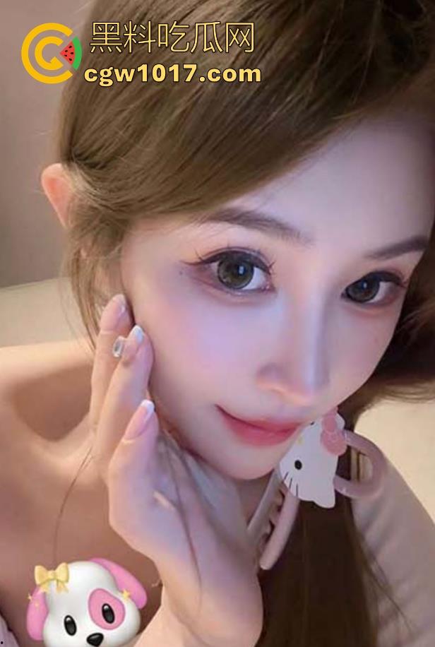 当着闺蜜的面跟弟弟做爱，从沙发上接吻到床上吃鸡骑乘，无套内射，极其刺激淫荡，把小骚逼狠狠的满足！  第1张