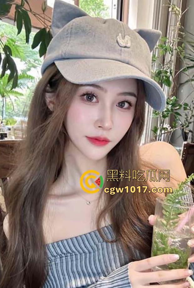 当着闺蜜的面跟弟弟做爱，从沙发上接吻到床上吃鸡骑乘，无套内射，极其刺激淫荡，把小骚逼狠狠的满足！  第2张