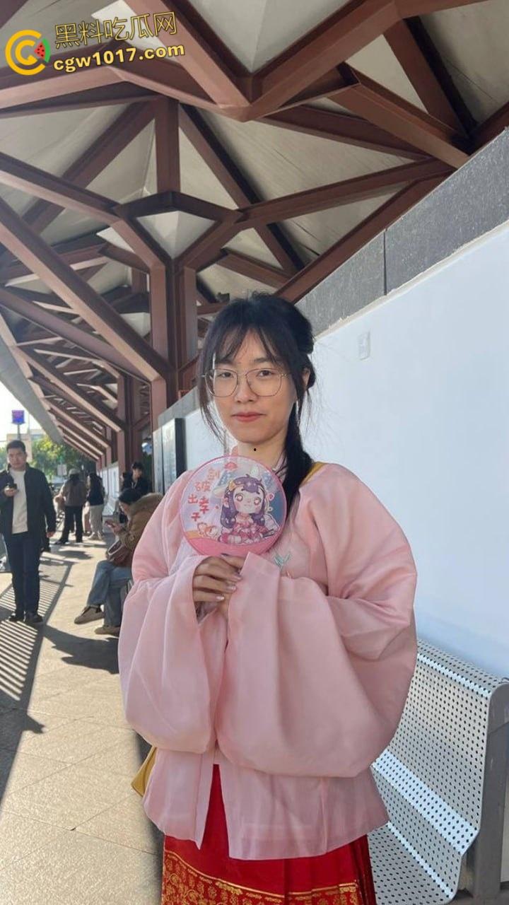 天津骚货眼镜妹【李彤彤】，约炮体育生视频流出，含屌玩手机还不够，边干边用跳蛋狂震嫩穴，简直骚到骨子里！  第1张