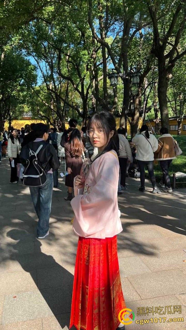 天津骚货眼镜妹【李彤彤】，约炮体育生视频流出，含屌玩手机还不够，边干边用跳蛋狂震嫩穴，简直骚到骨子里！  第2张