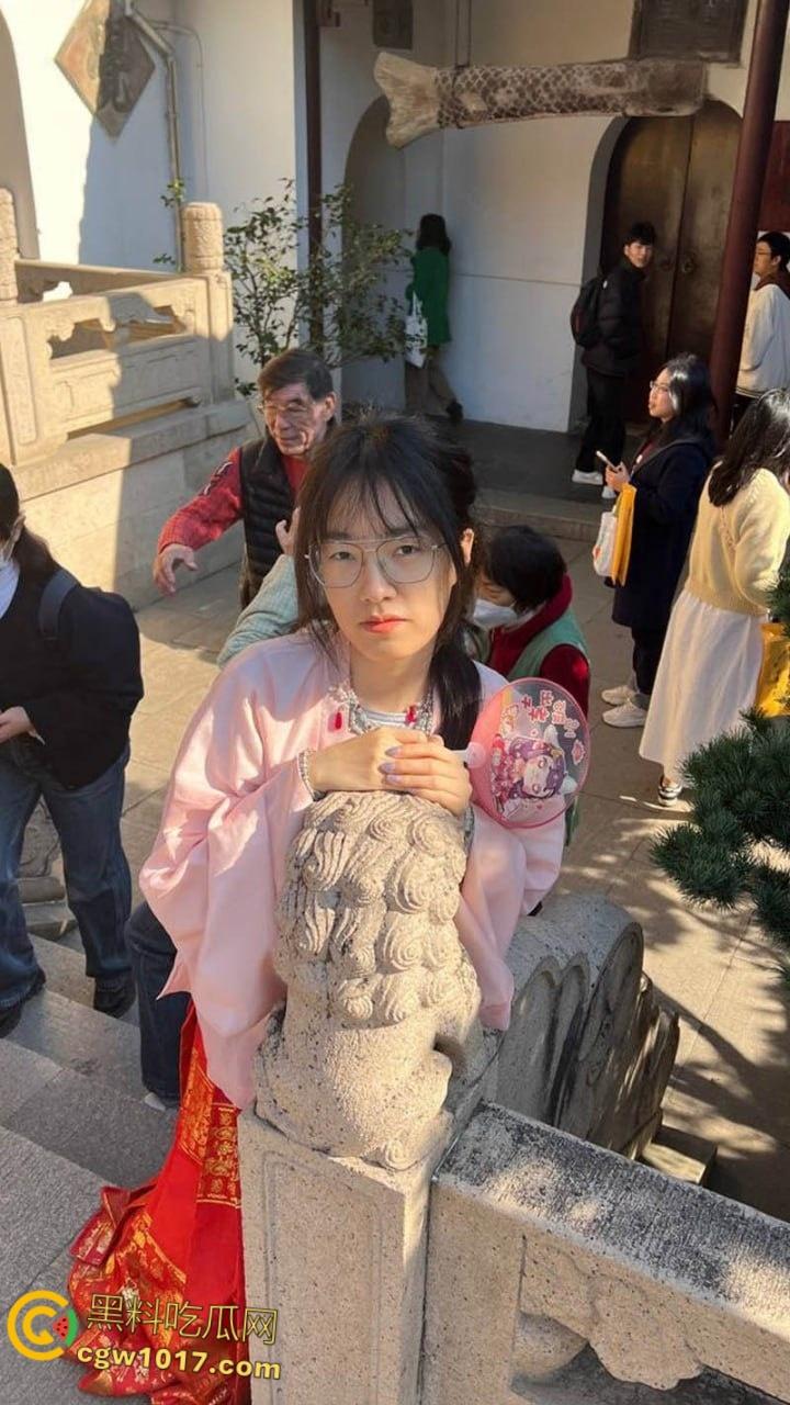 天津骚货眼镜妹【李彤彤】，约炮体育生视频流出，含屌玩手机还不够，边干边用跳蛋狂震嫩穴，简直骚到骨子里！  第3张