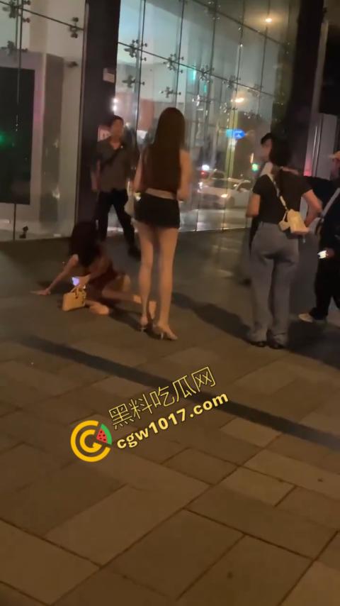 台湾街头剧烈撕逼！台男街头怒打泰国人妖，拳脚横飞，人妖身材火辣，群众狂呼，场面炽热  第2张