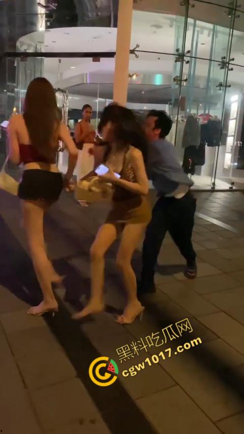 台湾街头剧烈撕逼！台男街头怒打泰国人妖，拳脚横飞，人妖身材火辣，群众狂呼，场面炽热  第5张