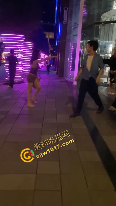 台湾街头剧烈撕逼！台男街头怒打泰国人妖，拳脚横飞，人妖身材火辣，群众狂呼，场面炽热  第6张