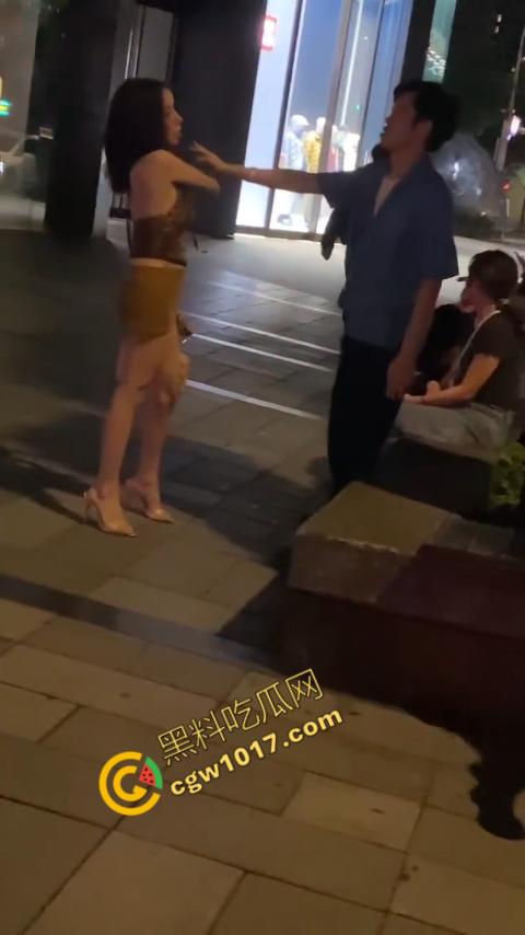 台湾街头剧烈撕逼！台男街头怒打泰国人妖，拳脚横飞，人妖身材火辣，群众狂呼，场面炽热  第10张