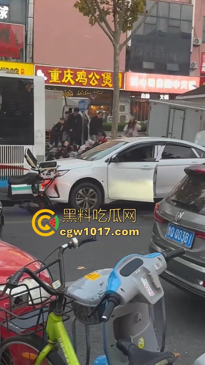 山东日照外卖小哥被撞，直接躺下玩手机报警处理，姿势像在家的床上一样，不料遭司机大哥报复  第3张