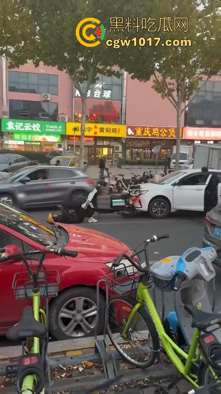 山东日照外卖小哥被撞，直接躺下玩手机报警处理，姿势像在家的床上一样，不料遭司机大哥报复  第4张