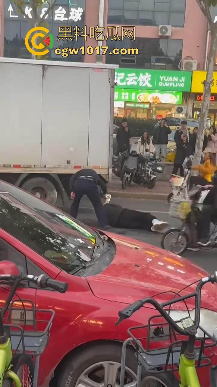 山东日照外卖小哥被撞，直接躺下玩手机报警处理，姿势像在家的床上一样，不料遭司机大哥报复  第7张