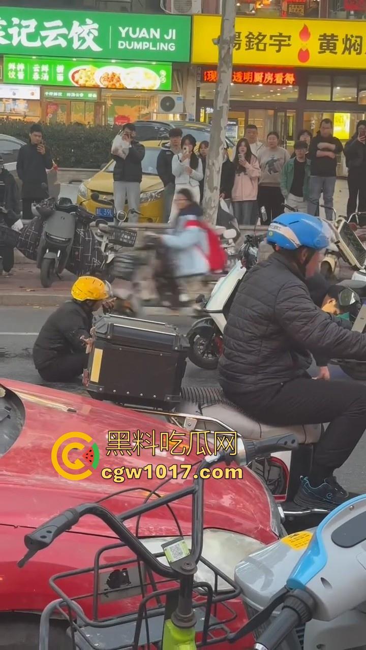 山东日照外卖小哥被撞，直接躺下玩手机报警处理，姿势像在家的床上一样，不料遭司机大哥报复  第8张