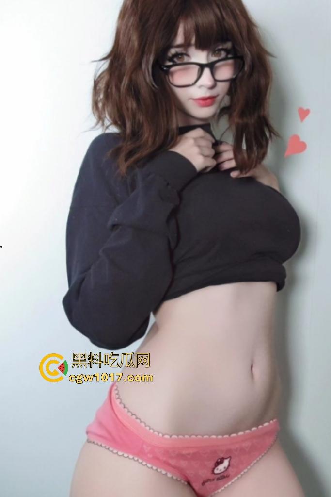 OnlyFans母狗【Skyexxxsummers】Cosplay精灵，白丝腿精自插炮机打桩，B和屁眼双洞齐开！  第1张