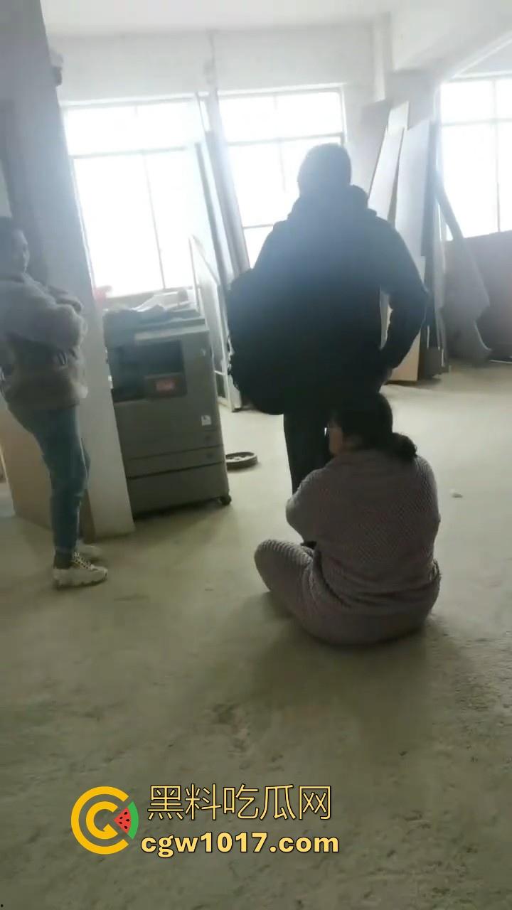 贵州龙里水长乡家具厂拖欠工资，员工携带孩子上门讨要薪资，抱着老板的大腿，都这样了不是哥们你还打算不给啊！  第3张