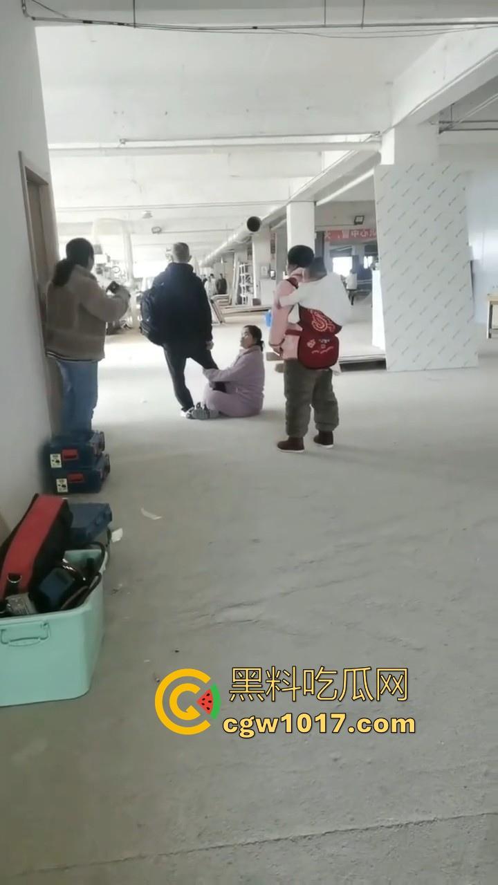 贵州龙里水长乡家具厂拖欠工资，员工携带孩子上门讨要薪资，抱着老板的大腿，都这样了不是哥们你还打算不给啊！  第4张