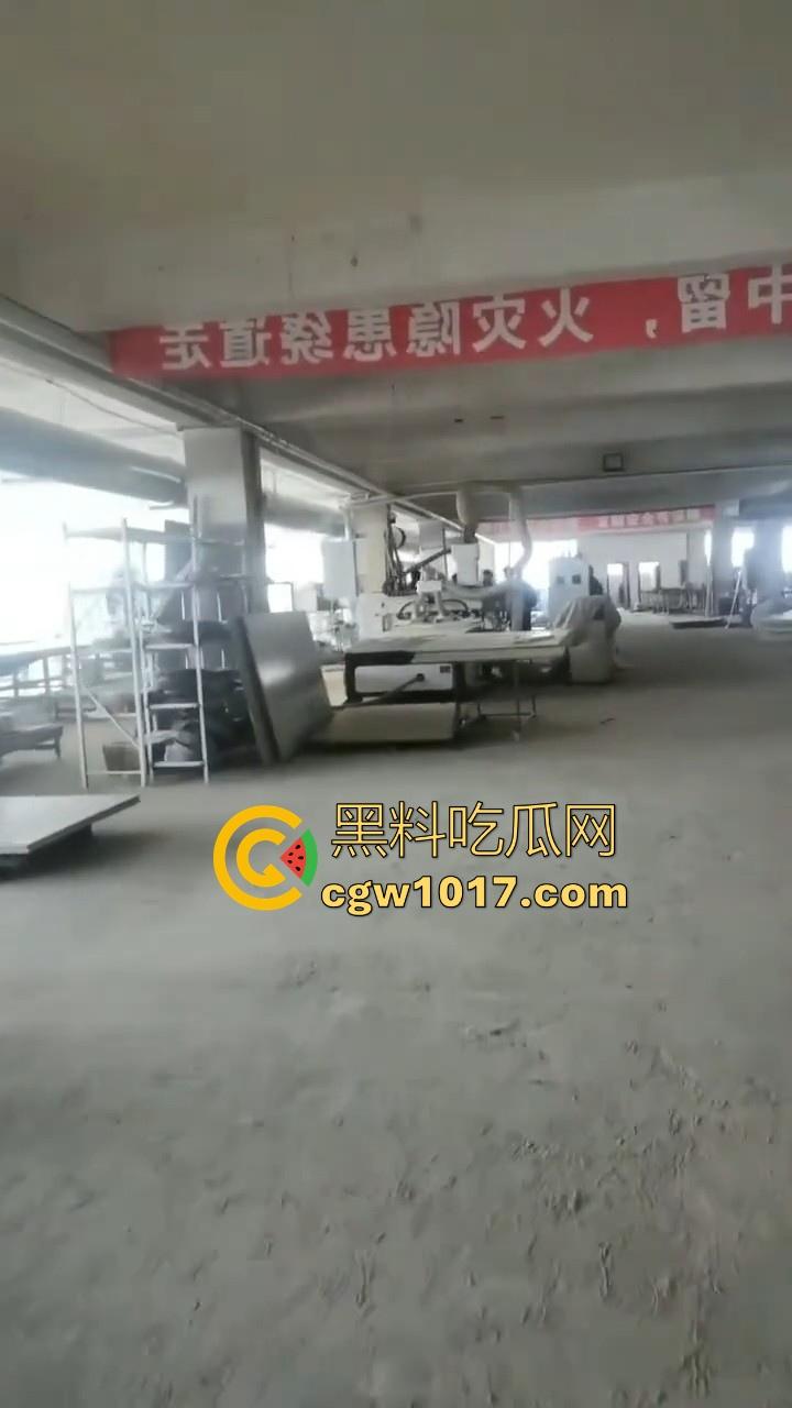 贵州龙里水长乡家具厂拖欠工资，员工携带孩子上门讨要薪资，抱着老板的大腿，都这样了不是哥们你还打算不给啊！  第5张