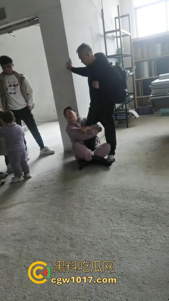 贵州龙里水长乡家具厂拖欠工资，员工携带孩子上门讨要薪资，抱着老板的大腿，都这样了不是哥们你还打算不给啊！  第8张