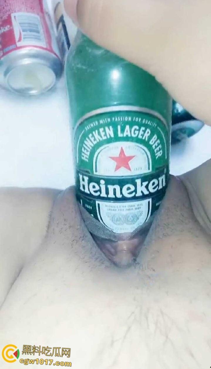 国产女主播的直播虐逼，极限扩阴展示粉嫩宫腔，各种瓶子都往自己骚逼里怼，雪花出多少我青岛加一倍！  第1张