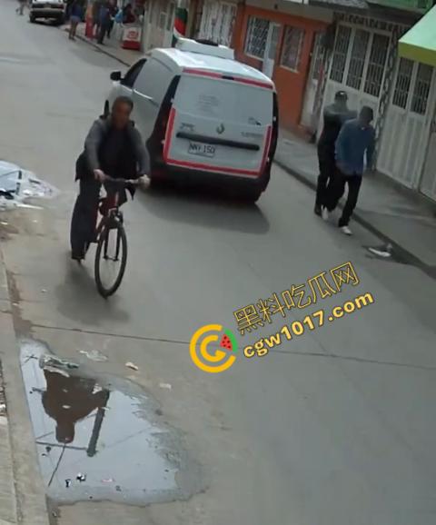 国外街头暗杀现场曝光：男子被暴徒直接爆头，警察瞬间反击，匪徒命丧街头，剩者逃窜，命运堪忧  第2张