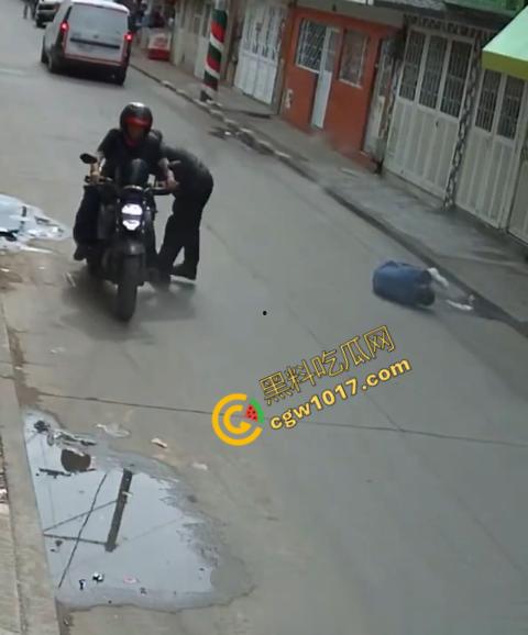 国外街头暗杀现场曝光：男子被暴徒直接爆头，警察瞬间反击，匪徒命丧街头，剩者逃窜，命运堪忧  第4张