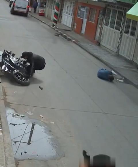 国外街头暗杀现场曝光：男子被暴徒直接爆头，警察瞬间反击，匪徒命丧街头，剩者逃窜，命运堪忧  第5张