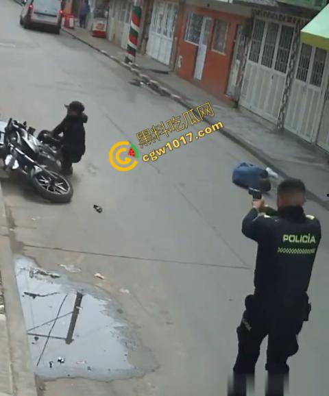 国外街头暗杀现场曝光：男子被暴徒直接爆头，警察瞬间反击，匪徒命丧街头，剩者逃窜，命运堪忧  第6张