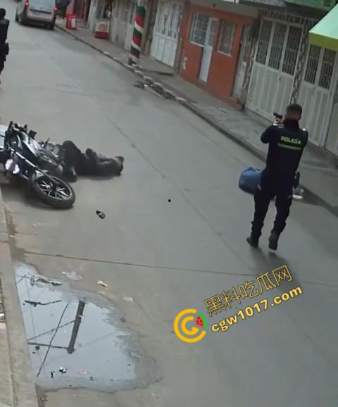 国外街头暗杀现场曝光：男子被暴徒直接爆头，警察瞬间反击，匪徒命丧街头，剩者逃窜，命运堪忧  第7张