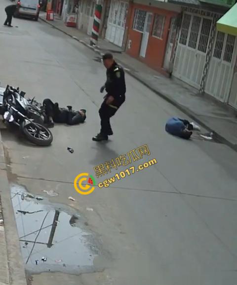 国外街头暗杀现场曝光：男子被暴徒直接爆头，警察瞬间反击，匪徒命丧街头，剩者逃窜，命运堪忧  第8张