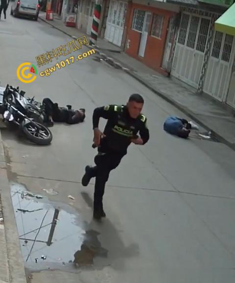 国外街头暗杀现场曝光：男子被暴徒直接爆头，警察瞬间反击，匪徒命丧街头，剩者逃窜，命运堪忧  第9张