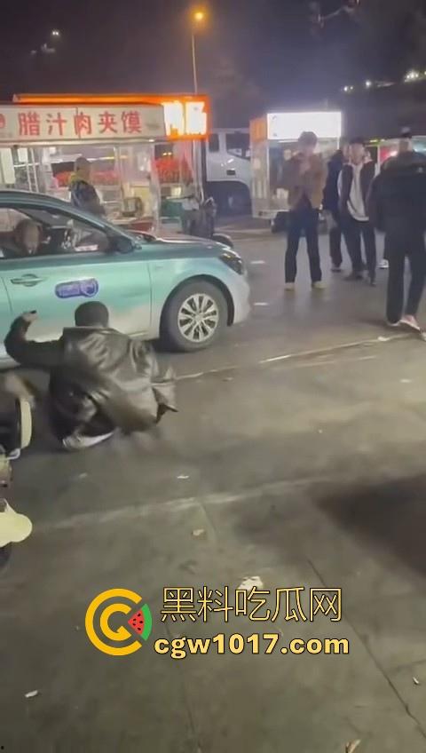 训洋狗还得是东北人！老外夜市耍流氓被东北大汉暴揍，从车里拽出来，拳打脚踢轮番上场，看得人是真解气！  第6张