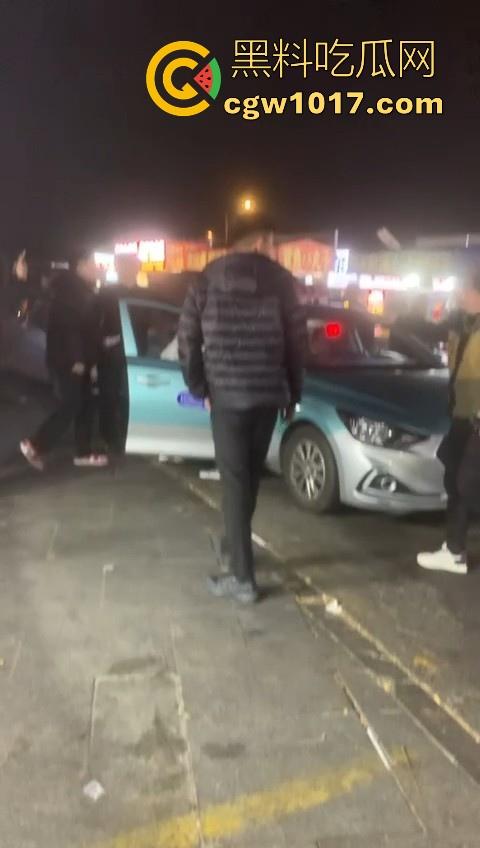 训洋狗还得是东北人！老外夜市耍流氓被东北大汉暴揍，从车里拽出来，拳打脚踢轮番上场，看得人是真解气！  第7张