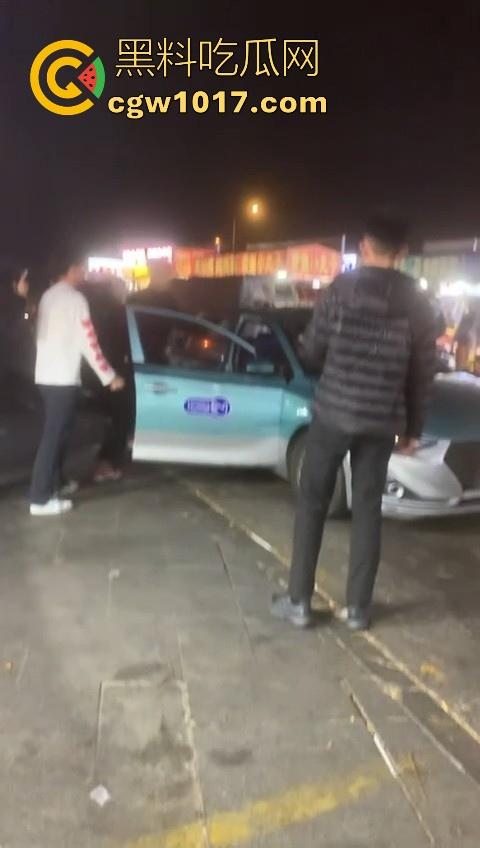 训洋狗还得是东北人！老外夜市耍流氓被东北大汉暴揍，从车里拽出来，拳打脚踢轮番上场，看得人是真解气！  第8张