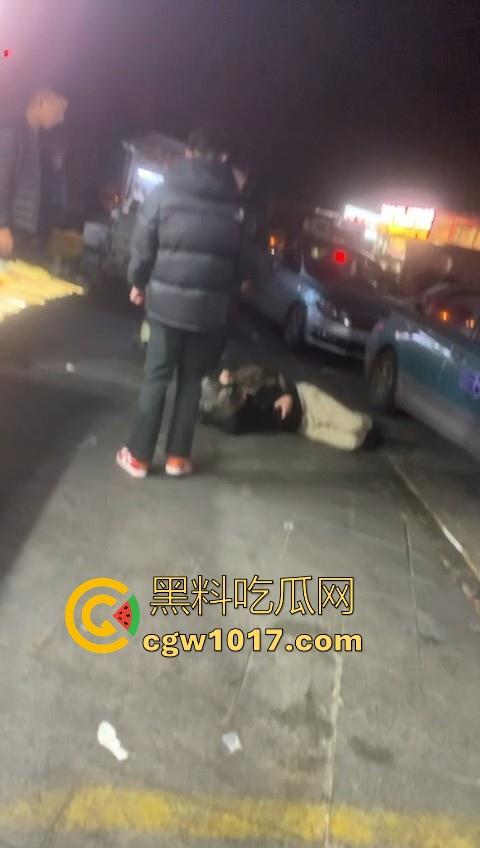 训洋狗还得是东北人！老外夜市耍流氓被东北大汉暴揍，从车里拽出来，拳打脚踢轮番上场，看得人是真解气！  第9张