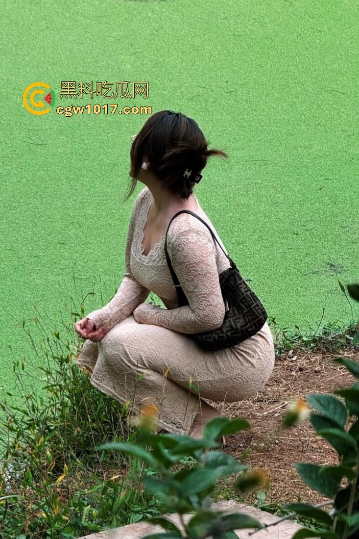 国产重口扩张熟女【依然】，普通假屌满足不了骚B，摸湿润后可口可乐猛塞子宫，小瓶可乐轻松拿下！  第5张