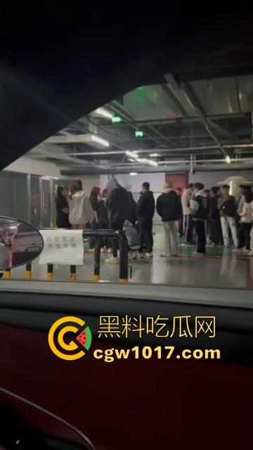 沈阳精神小妹约架群殴，两大帮派集结多人，相互开撕火拼，打得再狠点啊，把逼都扣爆她！  第5张