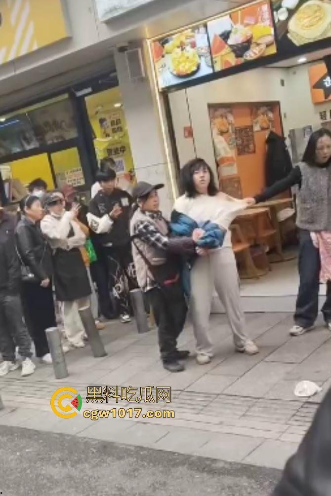 株洲芦淞区蜀香锅盔店，20岁无业骚妹吃完两份拒付钱，脱外套跑路被店主扯衣露膀子，这是霸王餐专业户还是真困难？  第1张