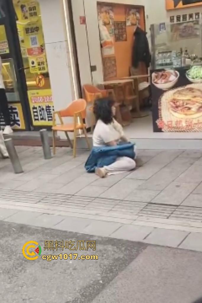 株洲芦淞区蜀香锅盔店，20岁无业骚妹吃完两份拒付钱，脱外套跑路被店主扯衣露膀子，这是霸王餐专业户还是真困难？  第5张