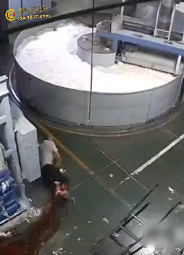 西北角碎料机血腥惨案，工人操作失误双腿被压断，双手撑地拖着残躯爬行数十米，头皮发麻！  第7张