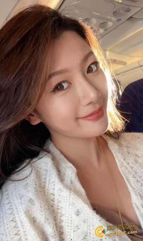 姐姐一边喝奶我就一边摸她奶，直接把姐姐按在地上口交，穿着牛仔长靴对镜后入，水都快喷我脸上来了 ！  第1张