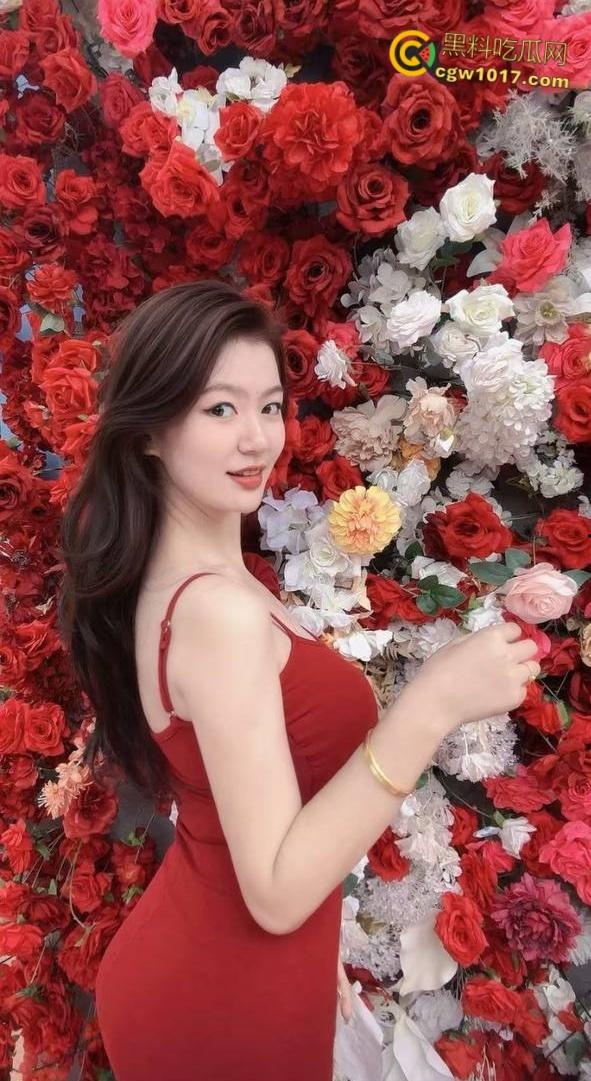 姐姐一边喝奶我就一边摸她奶，直接把姐姐按在地上口交，穿着牛仔长靴对镜后入，水都快喷我脸上来了 ！  第2张