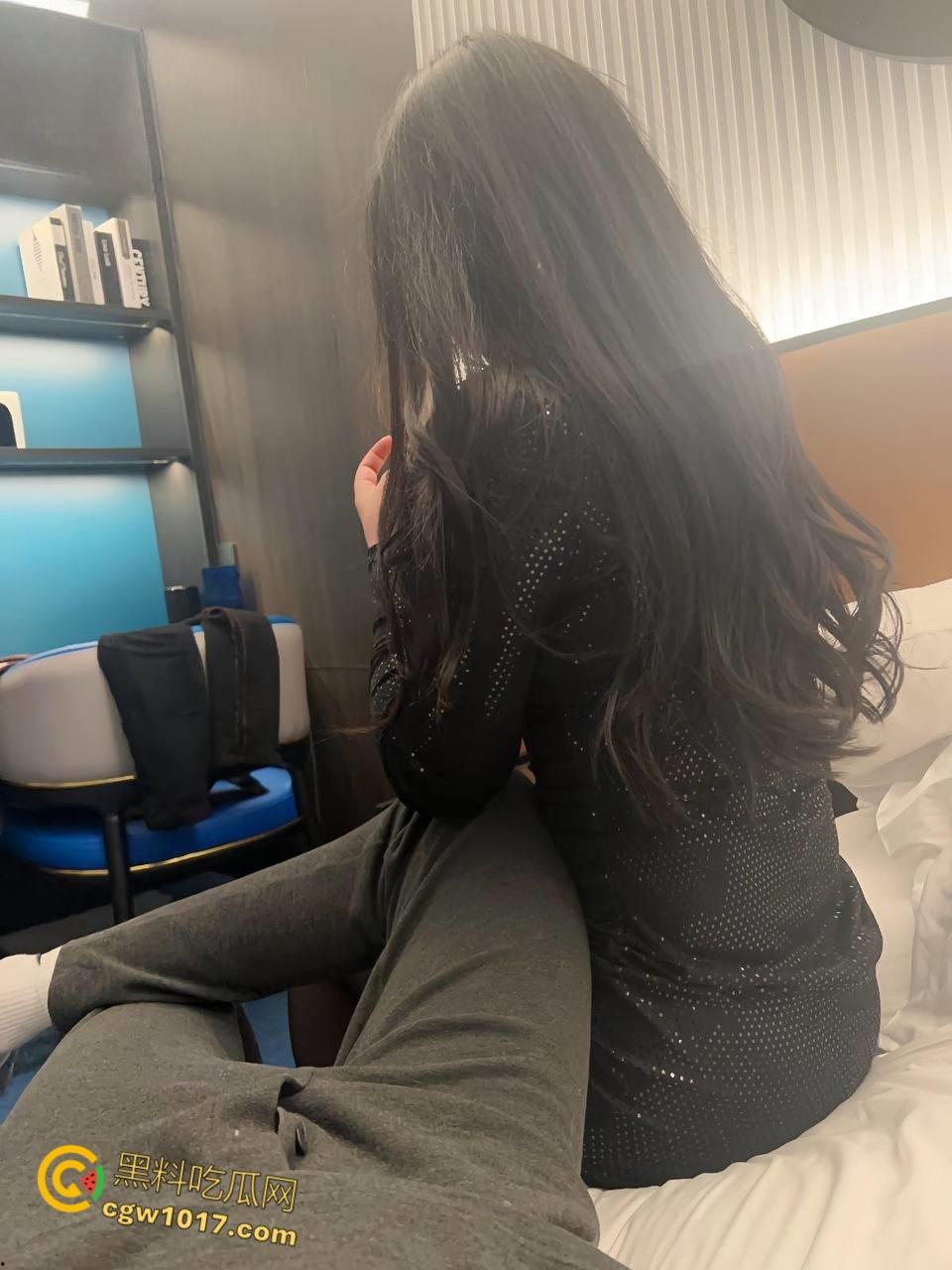 姐姐一边喝奶我就一边摸她奶，直接把姐姐按在地上口交，穿着牛仔长靴对镜后入，水都快喷我脸上来了 ！  第3张