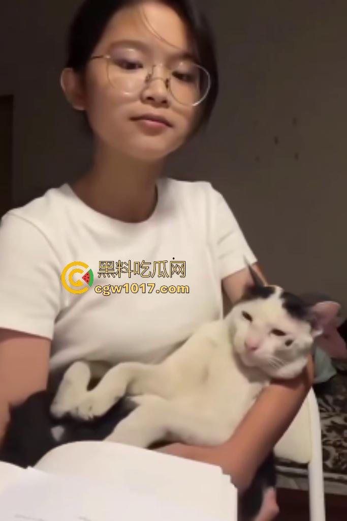 眼镜精神小妹抱猫唱歌难听，猫猫头听不下去直接咬胸部，咬的妹子说“what the fuck”，这猫也是个老吃家了！  第4张