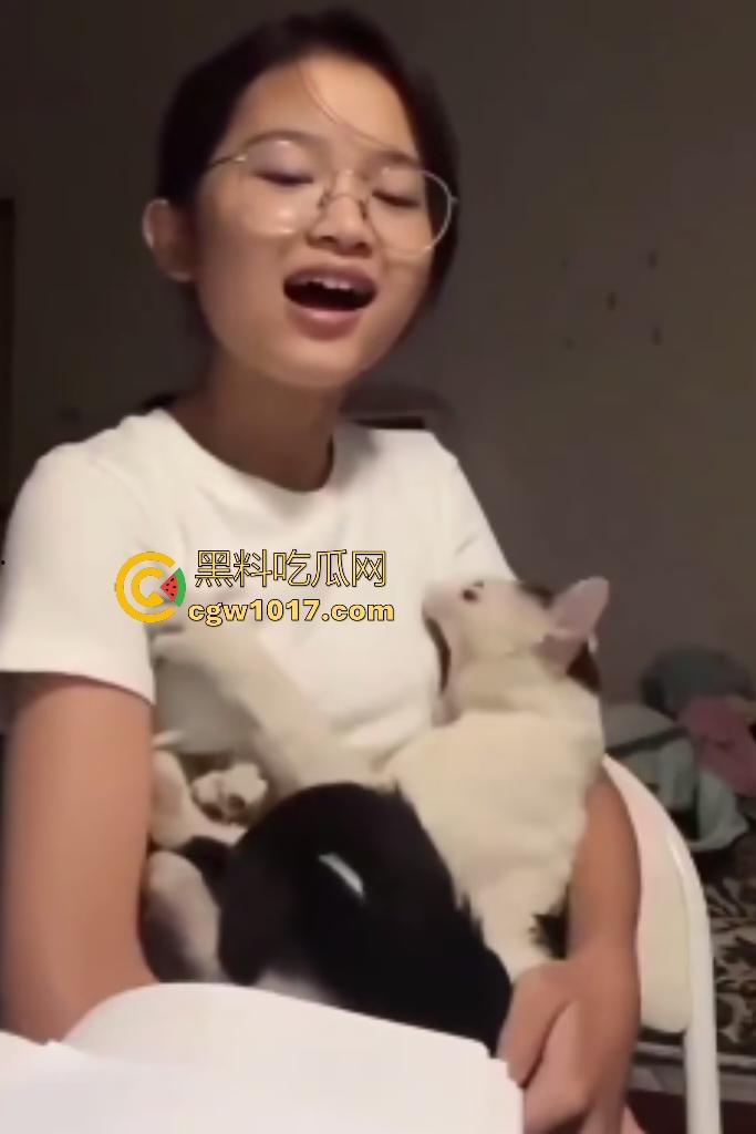 眼镜精神小妹抱猫唱歌难听，猫猫头听不下去直接咬胸部，咬的妹子说“what the fuck”，这猫也是个老吃家了！  第5张