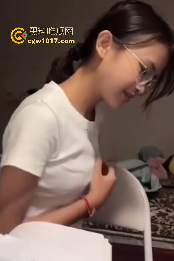 眼镜精神小妹抱猫唱歌难听，猫猫头听不下去直接咬胸部，咬的妹子说“what the fuck”，这猫也是个老吃家了！  第7张