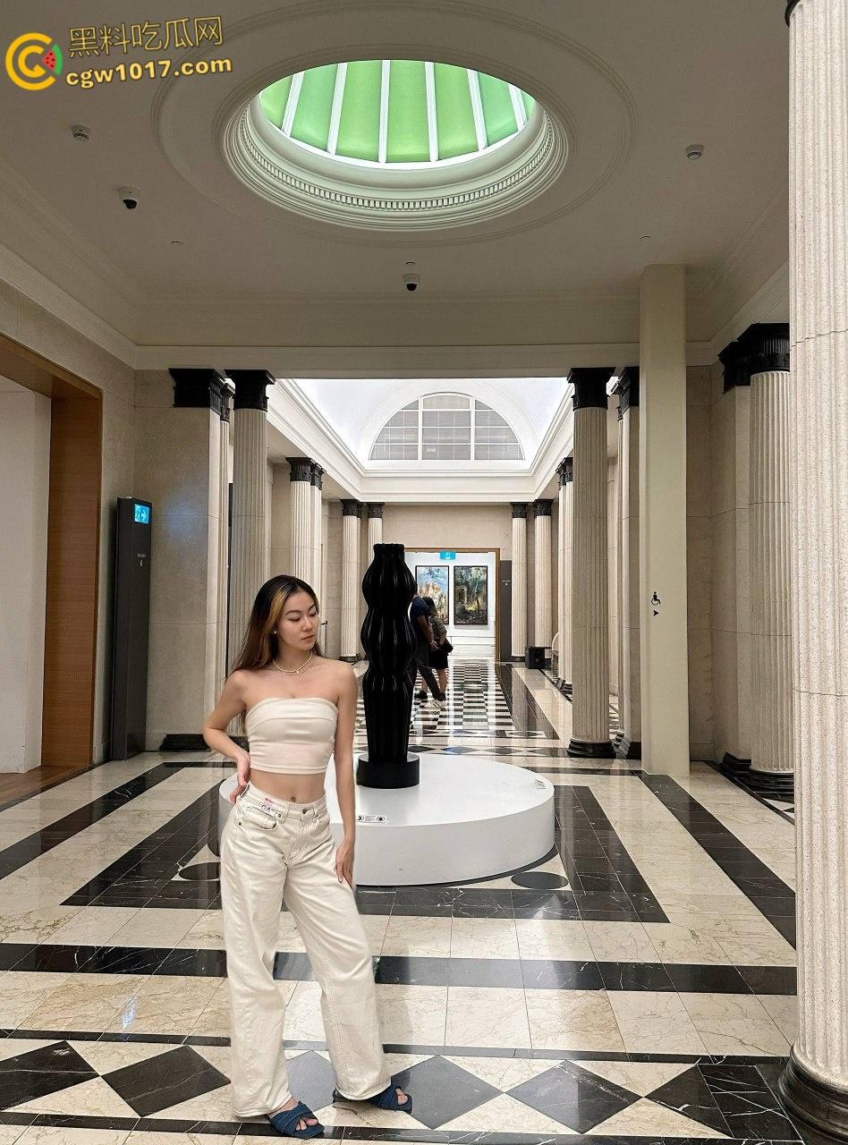 东湖学院学妹恋爱脑上头，任男友露脸拍片，掀开短裙户外野战，隔着红色蕾丝内裤后入爆操，反差姿态让人眼馋！  第2张