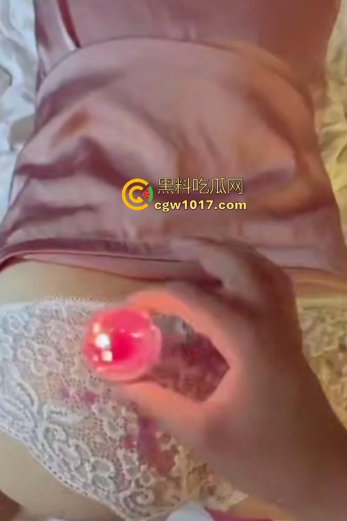 姐姐和弟弟玩大冒险被灌醉，直接上皮鞭跳蛋调教姐姐，口交技术老练差点秒射，估计口过很多老男人了吧？  第4张