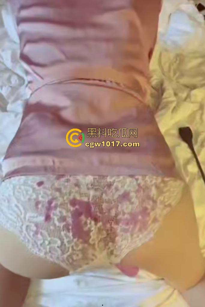 姐姐和弟弟玩大冒险被灌醉，直接上皮鞭跳蛋调教姐姐，口交技术老练差点秒射，估计口过很多老男人了吧？  第6张