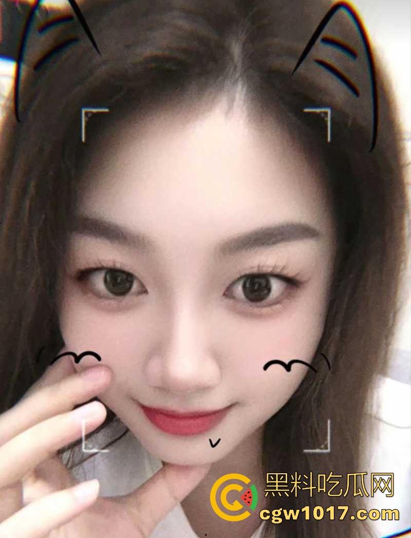 深圳大学【霍恩恩】酒店门口还装人模狗样，一进房门直接变发情野猫，男友操得脸发青都射不赢她这淫货一炮！  第3张