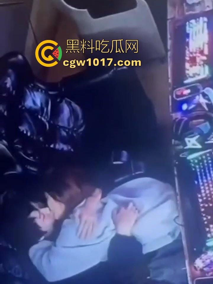 网吧包房年轻情侣打完游戏就在沙发上当场开干？面对摄像头毫无畏惧他人的眼光，年轻人就是会玩！  第4张