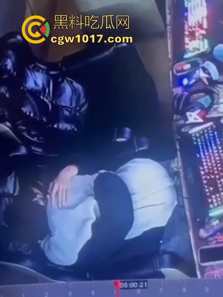 网吧包房年轻情侣打完游戏就在沙发上当场开干？面对摄像头毫无畏惧他人的眼光，年轻人就是会玩！  第6张