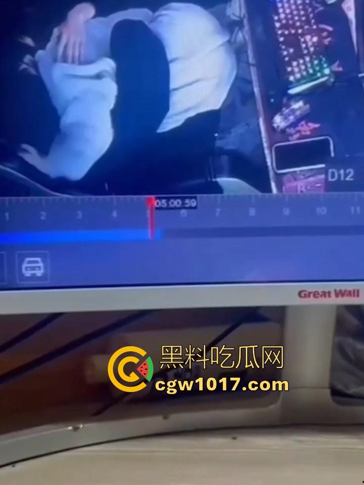 网吧包房年轻情侣打完游戏就在沙发上当场开干？面对摄像头毫无畏惧他人的眼光，年轻人就是会玩！  第7张