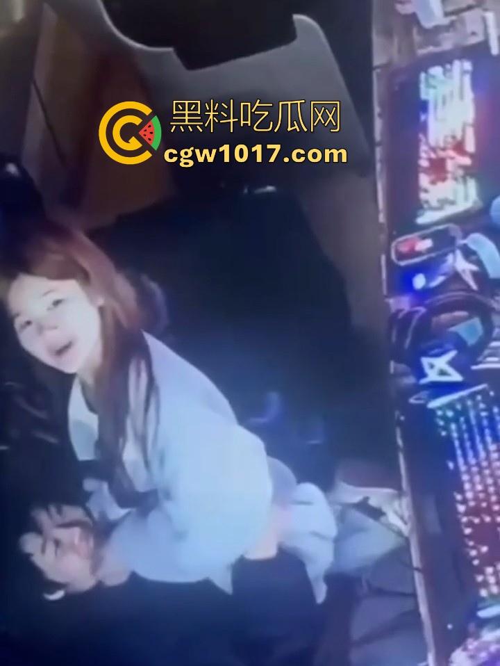 网吧包房年轻情侣打完游戏就在沙发上当场开干？面对摄像头毫无畏惧他人的眼光，年轻人就是会玩！  第9张